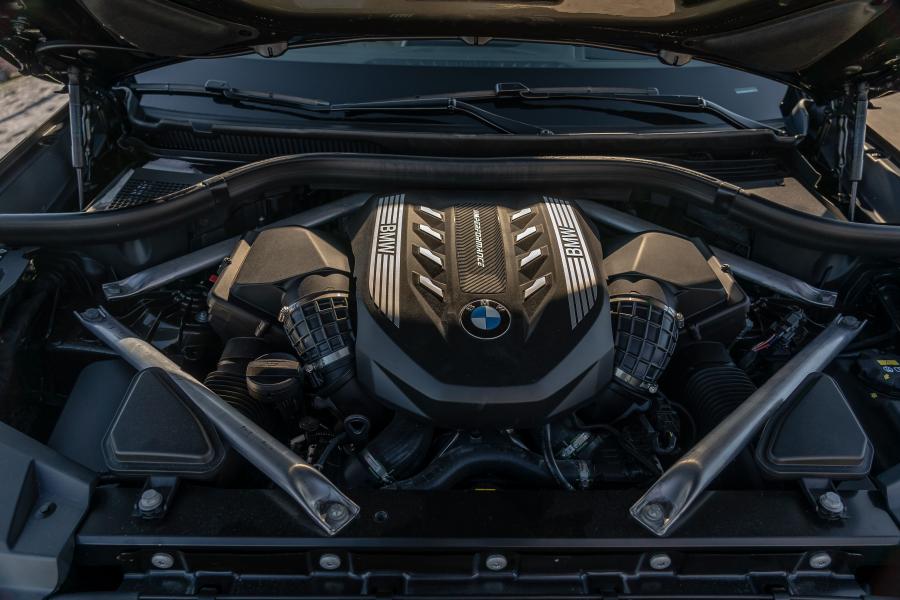 Моторный отсек BMW X6 M50i 2019 года  (NA) (фото 15 из 29)